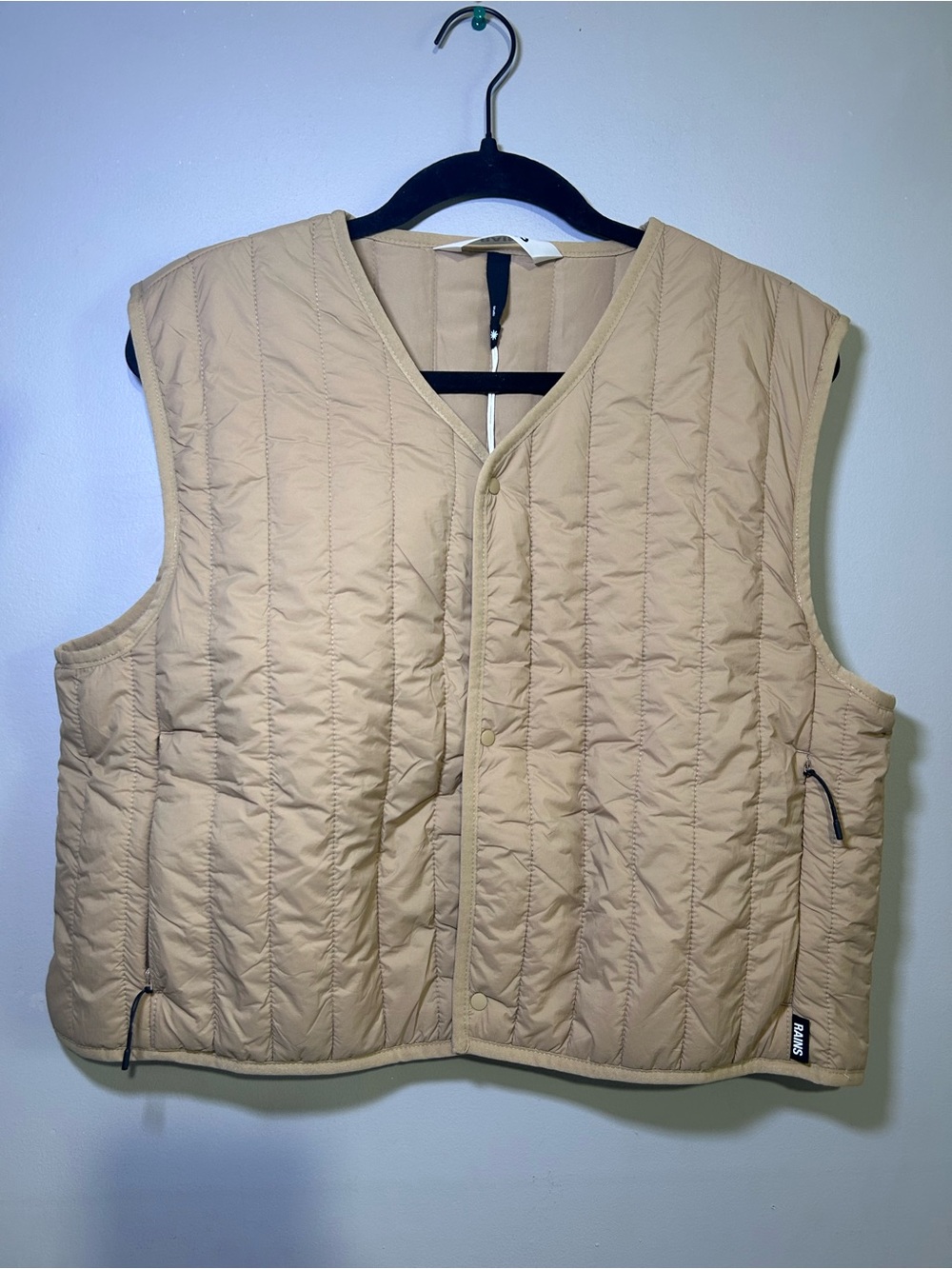 RAINS Banja Short Liner Vest Sand Beige Quilted Snap Front Size M NWT